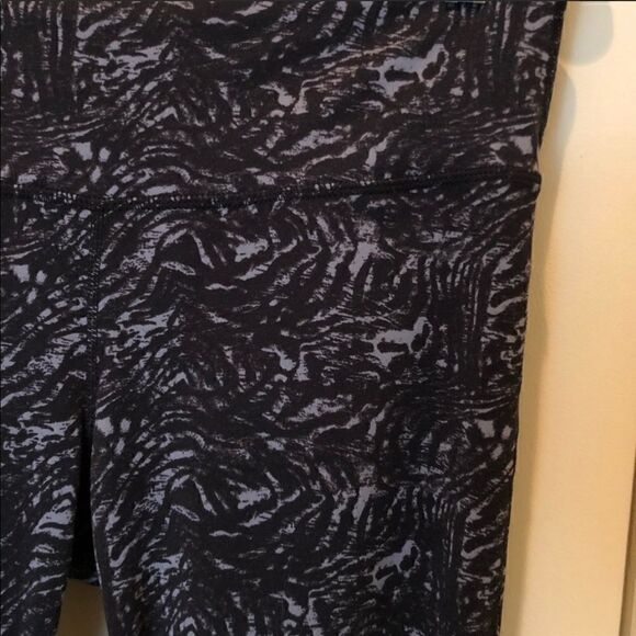 𝅺euc Athleta zebra stripe leggings sz extra small - Picture 5 of 8